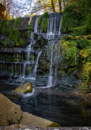 Foto de Hermosas cascadas en España en Cataluña, cerca del pequeño pueblo de Rupit. Creek Rupit. - Imagen libre de derechos