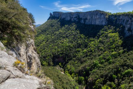 Foto de Hermoso paisaje de montaña español cerca del pequeño pueblo Rupit en Cataluña, parque nacional - Imagen libre de derechos