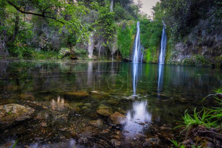 Foto de Hermosa cascada en España en Cataluña, cerca del pequeño pueblo Les Planes de Hostoles - Imagen libre de derechos