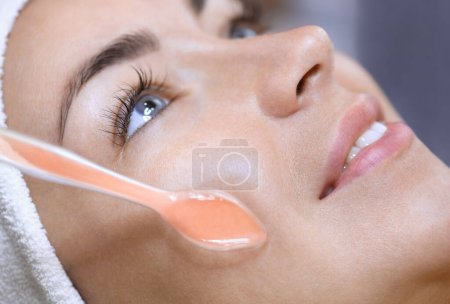 Foto de El cosmetólogo realiza el procedimiento de electroterapia de la piel facial de una hermosa mujer joven en un salón de belleza. Cosmetología y cuidado profesional de la piel
. - Imagen libre de derechos