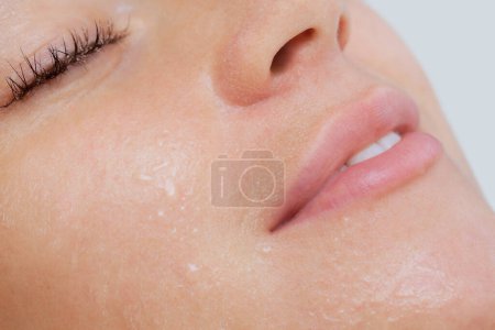 Téléchargez les photos : La procédure de vaporisation de la peau du visage d'une jeune femme avant le nettoyage de la peau dans un salon de cosmétologie
. - en image libre de droit