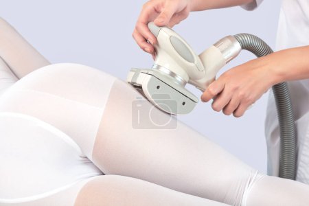 Téléchargez les photos : Le masseur se prépare à faire un massage anti-cellulite dans un salon de beauté. - en image libre de droit