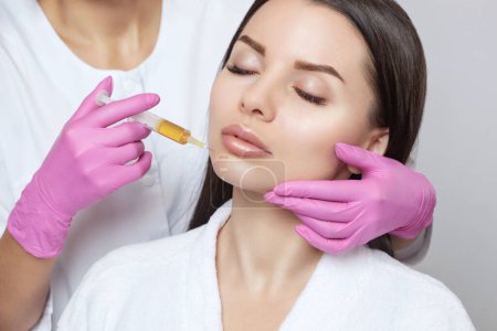 Cosmetólogo hace prp terapia en la cara de una mujer hermosa en un salón de belleza. Hay plasma sanguíneo in vitro, listo para la inyección. Concepto de cosmetología
.