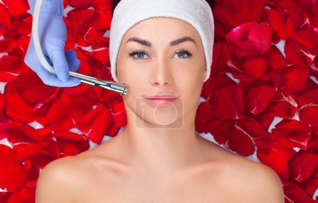 Téléchargez les photos : Le cosmétologue effectue la procédure Microdermabrasion de la peau du visage d'une belle femme dans un salon de beauté.. - en image libre de droit