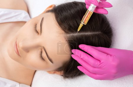 Kosmetikerin macht Prp-Therapie einer schönen Frau in einem Schönheitssalon. Kosmetologie-Konzept.