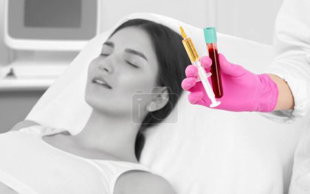 Kosmetikerin macht Prp-Therapie auf dem Gesicht einer schönen Frau in einem Schönheitssalon. Kosmetologie-Konzept.