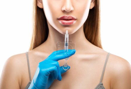 Injektionen zur Lippenvergrößerung Anti-Falten-Injektionen im Gesicht einer schönen Frau. Weibliche ästhetische Kosmetik in einem Schönheitssalon. Hämatome nach Lippenkonturierung.