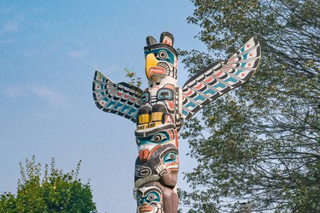 Téléchargez les photos : Vancouver, Canada - 11 septembre 2022 : Le mât totémique de Staley Park est l'un des nombreux mâts totémiques des Premières Nations exposés dans le parc. - en image libre de droit