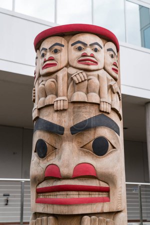 Téléchargez les photos : Juneau, AK - 8 septembre 2022 : Figure indigène du mât totémique de l'Alaska à Juneau, Alaska - en image libre de droit