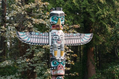 Téléchargez les photos : Vancouver, Canada - 11 septembre 2022 : Le mât totémique de Staley Park est l'un des nombreux mâts totémiques des Premières Nations exposés dans le parc. - en image libre de droit