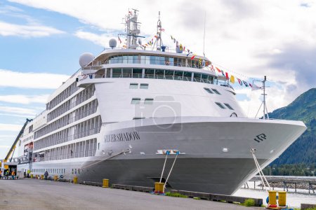 Foto de Seward, AK - 1 de septiembre de 2022: Silver Shadow Cruise Ship, parte de la flota de cruceros Silversea, atracado en Seward, Alaska - Imagen libre de derechos