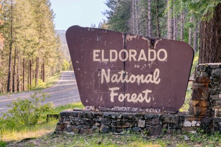 Foto de Señal de bienvenida al Bosque Nacional Eldorado a lo largo del camino en California - Imagen libre de derechos