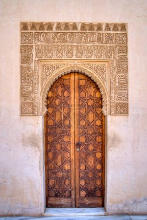Foto de Antiguo portal exterior de madera con puertas de arco morisco - Imagen libre de derechos
