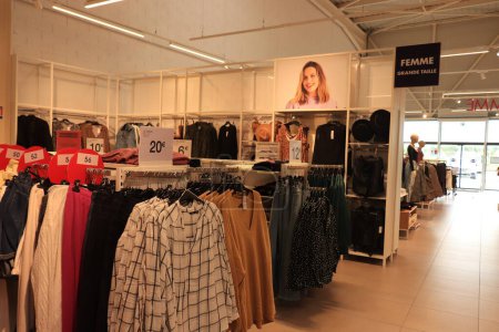 Téléchargez les photos : Moulins, France - 15 septembre 2022 : Kiabi Fashion store womens plus size department. Texte sur le signe : Femmes plus la taille - en image libre de droit
