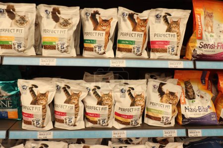 Téléchargez les photos : Assen, Pays-Bas - 10 mai 2022 : Nourriture parfaite pour chats en animalerie pour différents âges et conditions - en image libre de droit