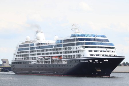 Foto de IJmuiden, Países Bajos - 26 de junio de 2022: Azamara Quest, propiedad de Sycamore Partners, operado por Azamara Club Cruises. Dejando la esclusa del mar IJmuiden, Zeesluis IJmuiden - Imagen libre de derechos