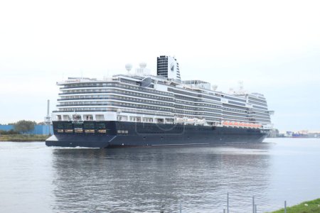 Foto de Ijmuiden, Países Bajos - 17 de octubre de 2021: MS Rotterdam operada por Holland America Line, en el Canal del Mar del Norte hacia Amsterdam, comenzando su maidentrip a Florida - Imagen libre de derechos