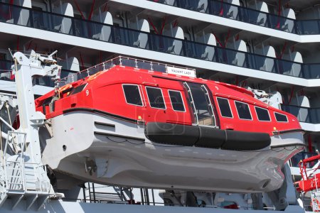 Téléchargez les photos : IJmuiden, The Netherlands - April 20th, 2022:  Valiant Lady cruise ship, operated by Virgin Voyages,detail of red lifeboat - en image libre de droit