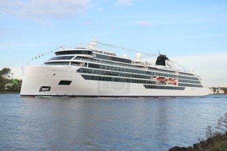 Foto de Velsen, Países Bajos - 30 de septiembre de 2022: Viking Polaris, lujoso barco de expedición, operado por Viking Cruises. El Polaris puede alojar a 374 pasajeros. - Imagen libre de derechos