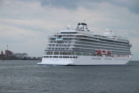 Foto de Velsen, Países Bajos - 30 de septiembre de 2022: MV Mars operado por Viking Cruises, dejando Zeesluis Ijmuiden, Felison Cruise terminal con Viking Venus en segundo plano. - Imagen libre de derechos