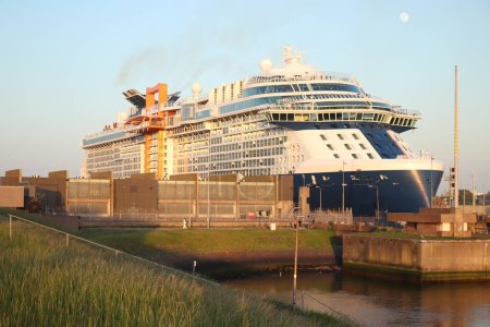 Téléchargez les photos : IJmuiden, Pays-Bas - 14 mai 2022 : Celebrity Apex, exploité par Celebrity Cruises dans l'écluse maritime IJmuiden, vers la mer du Nord. - en image libre de droit