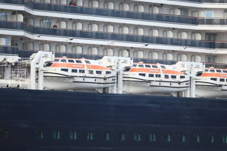 Foto de IJmuiden, Países Bajos - 10 de julio de 2022: MS Rotterdam operado y propiedad de Holland America Line, barcos salvavidas naranja en una fila - Imagen libre de derechos