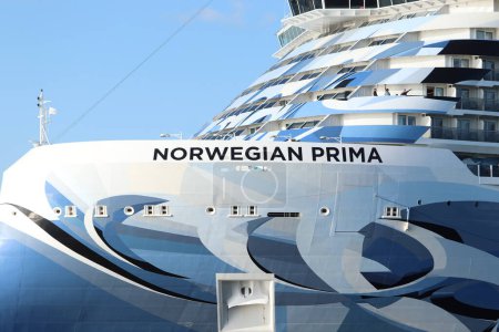 Foto de Velsen, Países Bajos - 2 de junio de 2023: Norwegian Prima, crucero clase Prima operado por Norwegian Cruise Line. Detalle del arco - Imagen libre de derechos