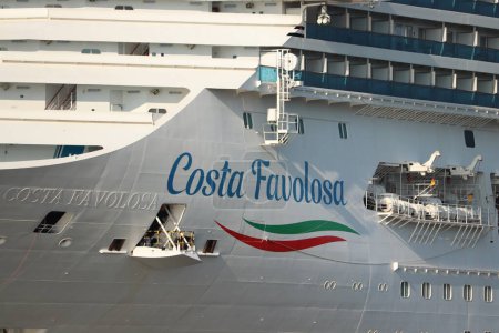 Foto de Velsen, Países Bajos - 11 de junio de 2023: Costa Favolosa, propiedad y operado por Costa Crociere. Detalle del nombre y la bandera italiana en el casco - Imagen libre de derechos