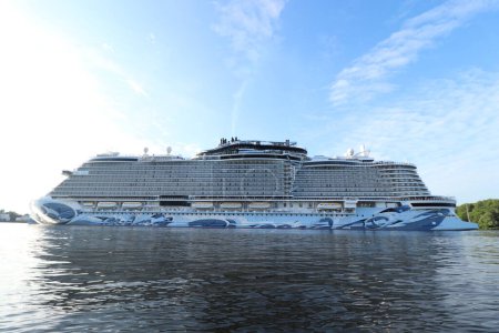 Foto de Velsen, Países Bajos - 23 de junio de 2023: Norwegian Prima, crucero clase Prima operado por Norwegian Cruise Line, entró en servicio en agosto de 2022. Construido por Fincantieri. - Imagen libre de derechos