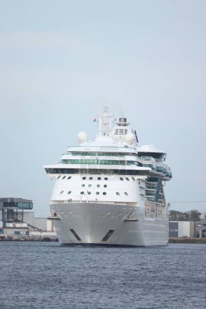 Foto de Velsen, Países Bajos - 23 de julio de 2023: Jewel of the Seas, operado por Royal Caribbean. El barco fue completado en 2004 y renovado en 2016 - Imagen libre de derechos