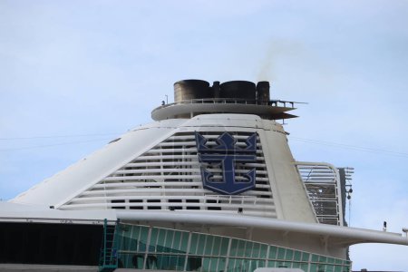 Foto de Velsen, Países Bajos - 23 de julio de 2023: Jewel of the Seas, operado por Royal Caribbean. Detalle del embudo con logotipo de la empresa - Imagen libre de derechos