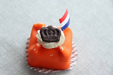 Orangengebäck zum niederländischen Königstag am 27. April. Traditionelles holländisches Gebäck mit Nationalflagge. Koningsdag wird zum Geburtstag von König Willem Alexander gefeiert