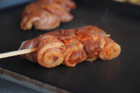 Fleisch auf dem Elektrogrill, Schweinefleisch mit Speck auf Holzspieß