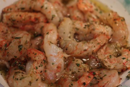 Téléchargez les photos : Crevettes fraîches dans une marinade de poivre d'huile d'olive - en image libre de droit