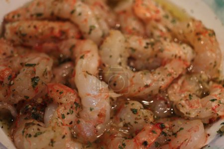 Téléchargez les photos : Crevettes fraîches dans une marinade de poivre d'huile d'olive - en image libre de droit