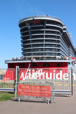 Foto de IJmuiden, The Netherlands - April 20th, 2022:  Valiant Lady cruise ship, detail of stern and city marketing letters of IJmuiden - Imagen libre de derechos