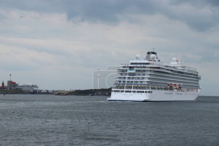 Foto de Velsen, Países Bajos - 30 de septiembre de 2022: MV Mars operado por Viking Cruises, dejando Zeesluis Ijmuiden, Felison Cruise terminal con Viking Venus en segundo plano. - Imagen libre de derechos