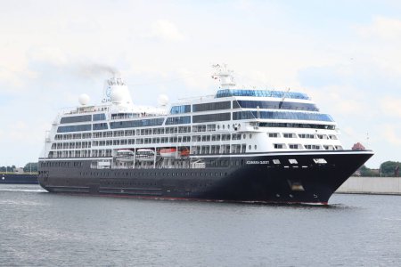 Foto de IJmuiden, Países Bajos - 26 de junio de 2022: Azamara Quest, propiedad de Sycamore Partners, operado por Azamara Club Cruises. Dejando la esclusa del mar IJmuiden, Zeesluis IJmuiden - Imagen libre de derechos