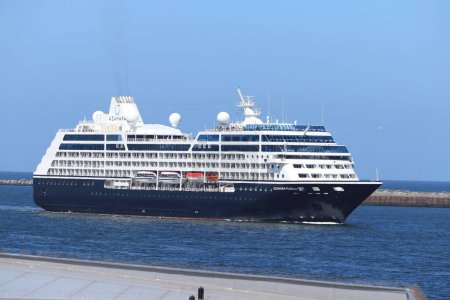 Foto de IJmuiden, Países Bajos - 12 de junio de 2022: Azamara Pursuit, propiedad de Sycamore Partners, operado por Azamara Club Cruises. Entrando en el área de bloqueo de IJmuiden - Imagen libre de derechos