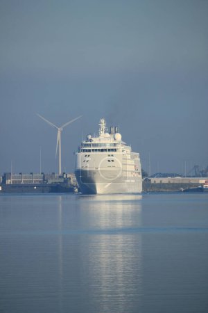 Foto de Velsen, Países Bajos - 18 de junio de 2017: Silver Whisper- Silversea Cruises on North Sea Channel towards Amsterdam Cruise terminal - Imagen libre de derechos