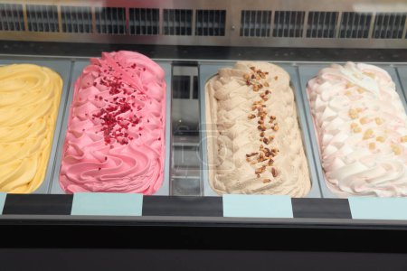 Sortierte Eissorten in einem Geschäft ausgestellt