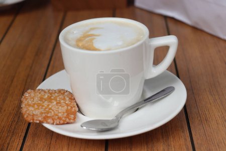 Ein frisch zubereiteter Cappuccino in einer weißen Tasse