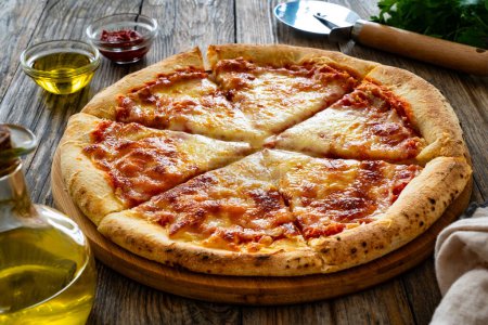 Margherita Pizza mit Tomatensauce und Mozzarella auf hölzernem Hintergrund 