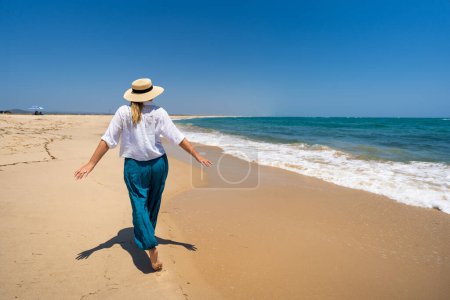Schöne Frau am sonnigen Strand Portugal, Algarve, Strand von Armona