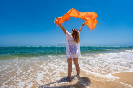 Schöne Frau mit Schal am sonnigen Strand Portugal, Algarve, Strand von Armona