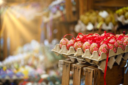 canasta con huevos de Pascua coloridos y pintados mercado en Viena 