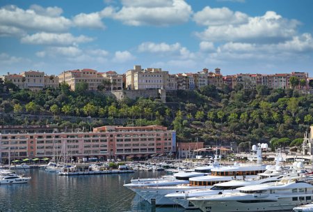 Foto de Puerto Hércules con yates de lujo y veleros en Montecarlo Mónaco - Imagen libre de derechos