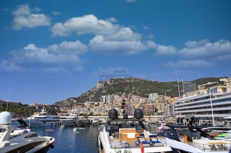 Foto de Puerto con yates de lujo y veleros en Montecarlo Mónaco - Imagen libre de derechos