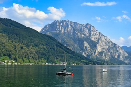 Lago Traun Traunsee y montañas paisajes Austria