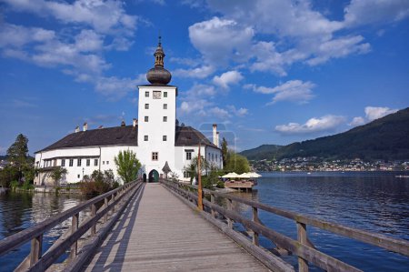 Castillo Schloss Ort Orth en el lago Traunsee en Gmunden Austria